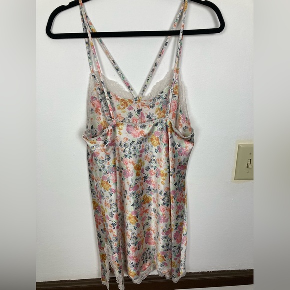 VS Silky Slip Floral - Picture 4 of 7